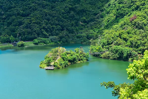 梅花湖的環湖步道與湖面