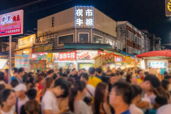 羅東夜市的攤位與人潮